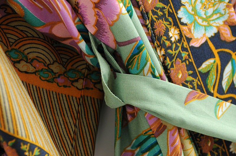 Boho Kimono met pauwenbloemenprint, V-hals en ceintuur, luchtig en licht, ideaal voor de zomer of als overslag.
