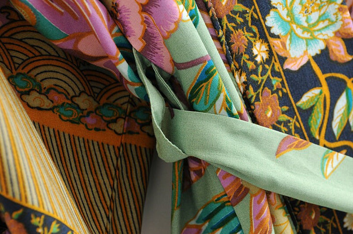 Boho Kimono met pauwenbloemenprint, V-hals en ceintuur, luchtig en licht, ideaal voor de zomer of als overslag.