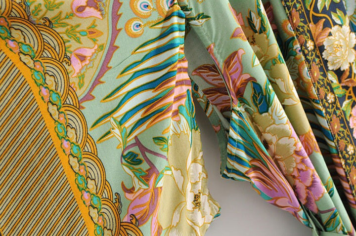 Boho Kimono met pauwenbloemenprint, V-hals en ceintuur, luchtig en licht, ideaal voor de zomer of als overslag.