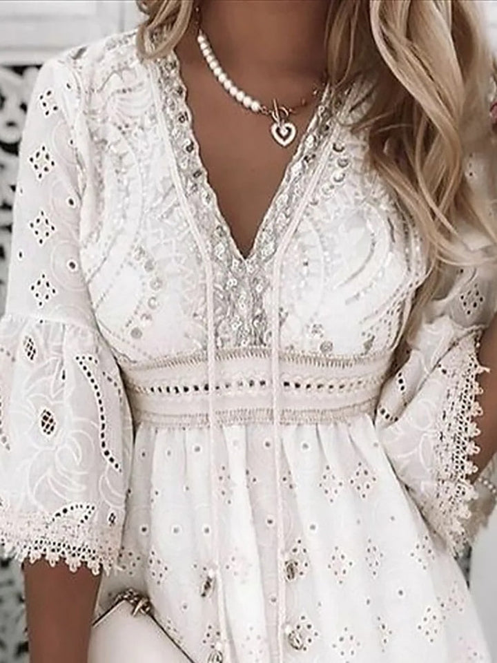 Boho Jurk Ibiza Stijl met V-hals, vloeiend en losjes gesneden, ideaal voor warme zomerdagen en strand.