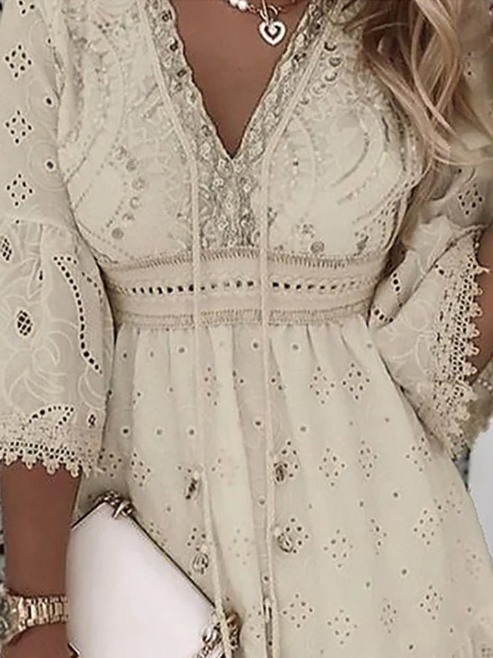 Boho Jurk Ibiza Stijl met V-hals, vloeiend en losjes gesneden, ideaal voor warme zomerdagen en strand.