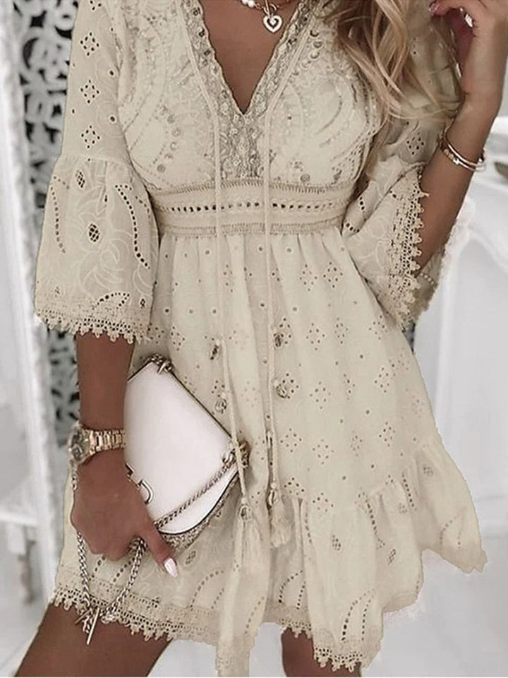 Boho Jurk Ibiza Stijl met V-hals, vloeiend en losjes gesneden, ideaal voor warme zomerdagen en strand.