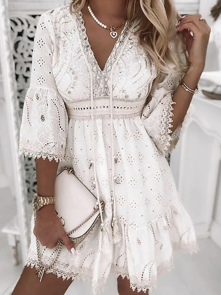 Boho Jurk Ibiza Stijl met V-hals, vloeiend en losjes gesneden, ideaal voor warme zomerdagen en strand.