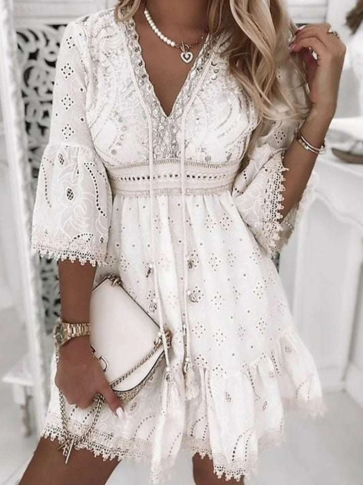 Boho Jurk Ibiza Stijl met V-hals, vloeiend en losjes gesneden, ideaal voor warme zomerdagen en strand.