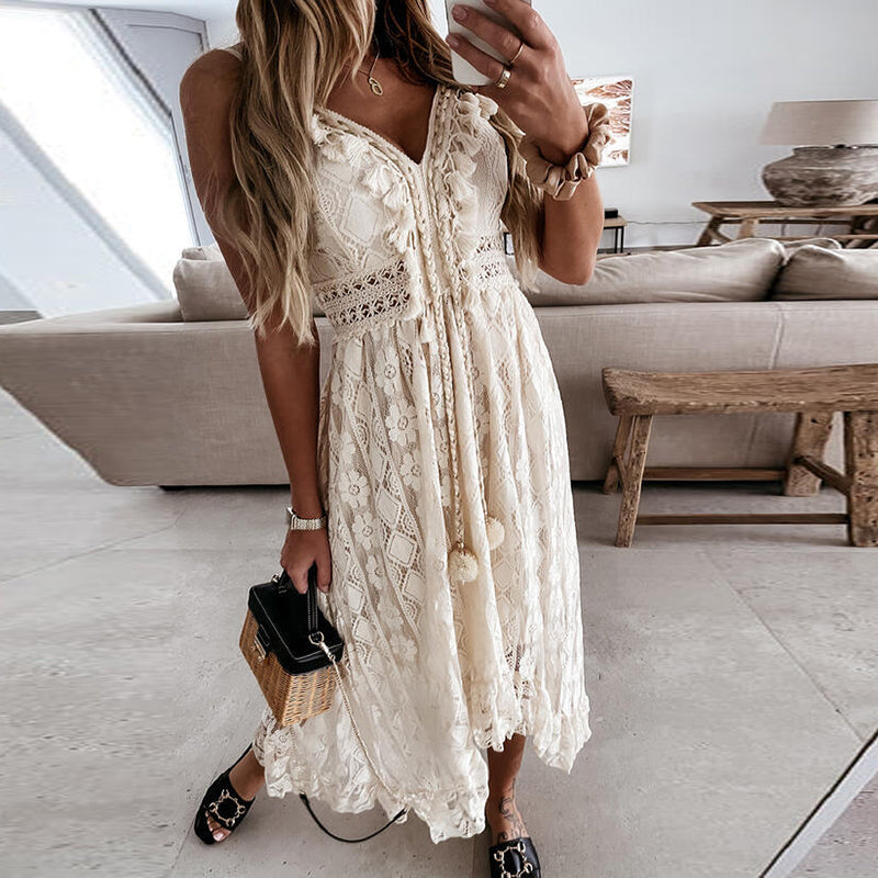Model draagt een witte boho zomerjurk, casual en elegant, perfect voor een zonnige dag.