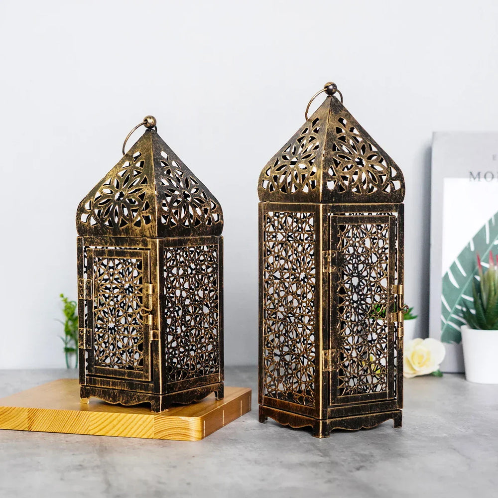 Handgemaakt bronzen windlicht in vintage stijl, 'Victor', een unieke metalen woonaccessoire voor sfeer.