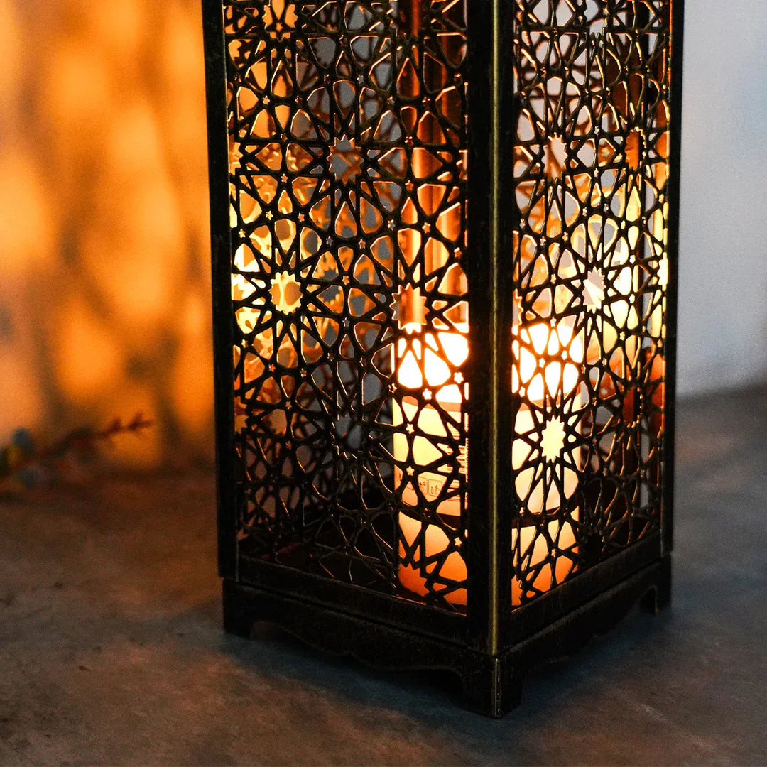 Sfeervol bronzen vintage windlicht 'Victor' creëert warme verlichting en klassieke charme in uw interieur.