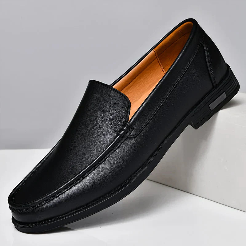 Bruine heren orthopedische loafers met klassieke stijl en voetboogondersteuning voor optimaal comfort.