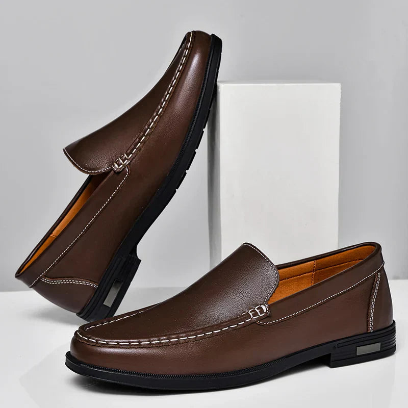 Bruine orthopedische heren loafers, ideaal voor een zakelijke outfit met comfort en stijl.