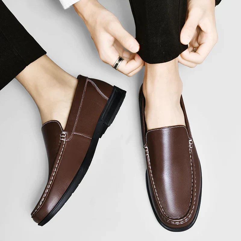 Vooraanzicht van de elegante neus van de zwarte orthopedische heren loafers, tijdloos design.