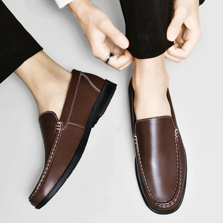 Vooraanzicht van de elegante neus van de zwarte orthopedische heren loafers, tijdloos design.