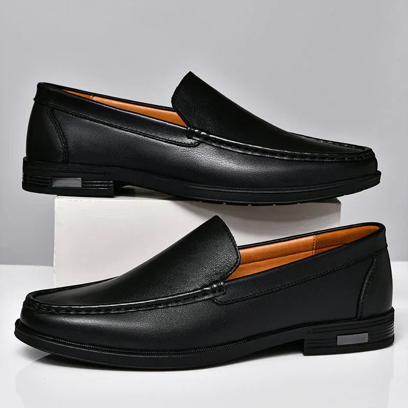 Zwarte orthopedische heren instappers, elegant en comfortabel, perfect voor zakelijk of casual.