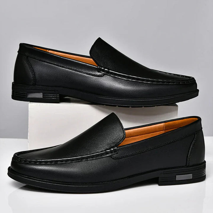 Zwarte orthopedische heren instappers, elegant en comfortabel, perfect voor zakelijk of casual.