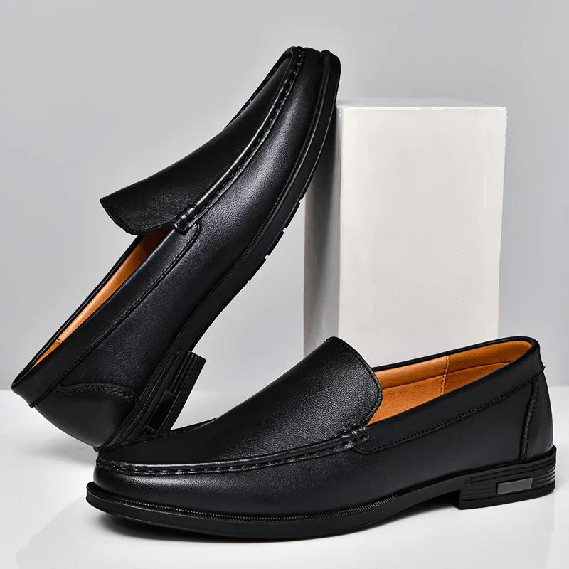 Close-up van de voetboogondersteuning in deze comfortabele orthopedische heren loafers.