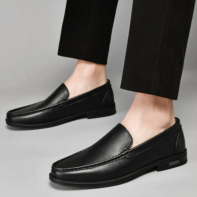 Stijlvolle bruine heren loafers, zij-aanzicht, benadrukken comfort en klassieke elegantie.
