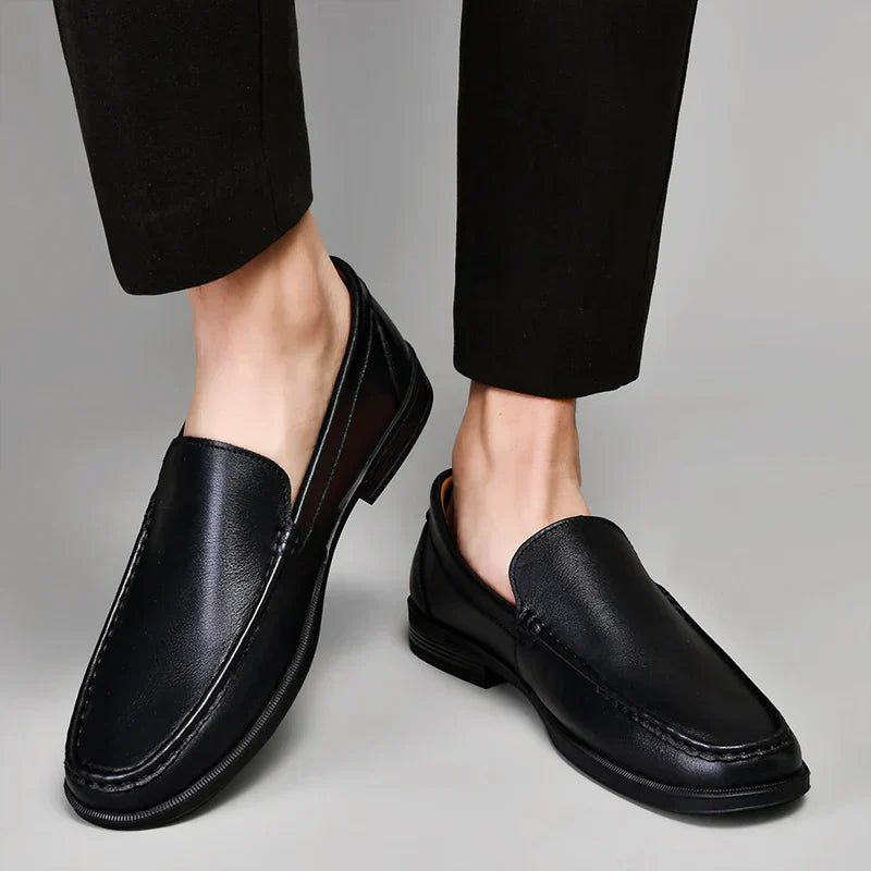 Bovenaanzicht van bruine heren loafers met tijdloze stijl en comfortabele pasvorm.