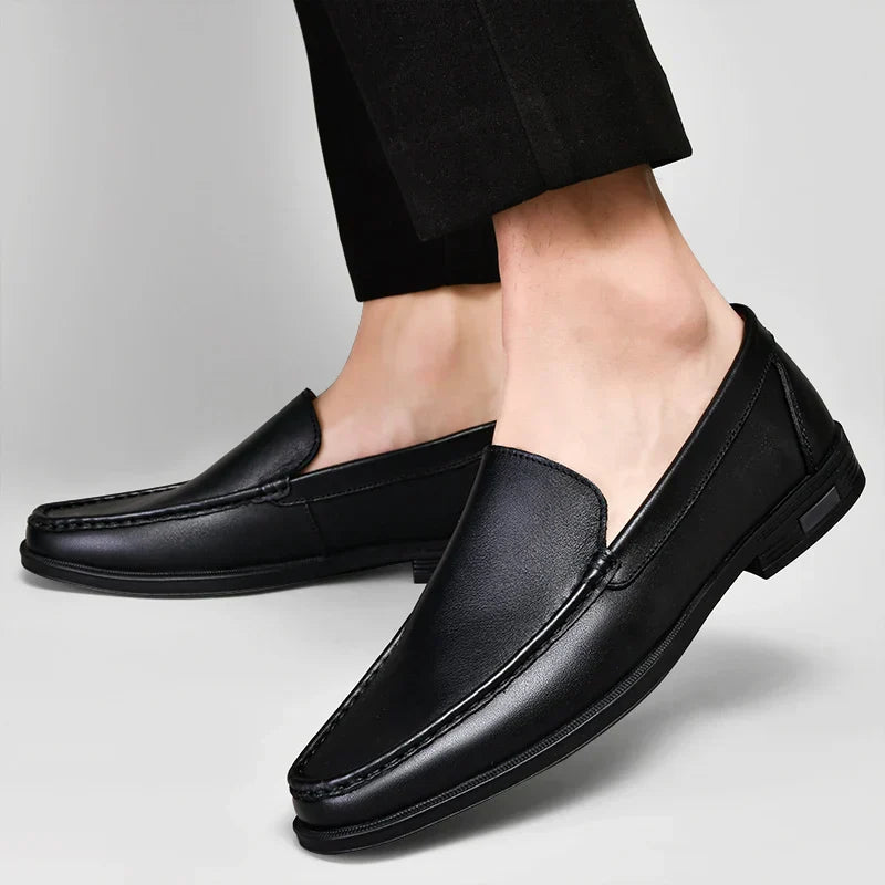 Elegante zwarte heren orthopedische loafers, bovenaanzicht, met nadruk op het klassieke design.