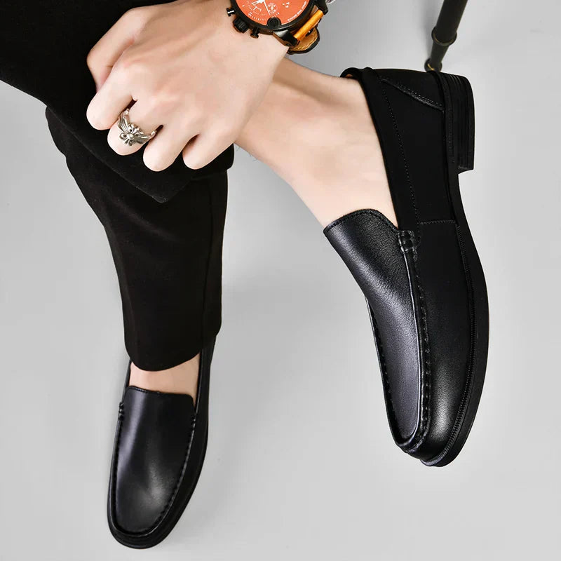 Detailopname van de hoogwaardige textuur van de bruine heren orthopedische loafers.