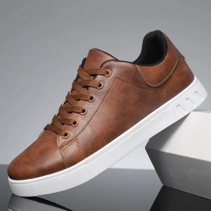 Bruine klassieke leren herenschoenen, waterdicht en comfortabel, met veters, perfect voor zakelijk of elegant casual.