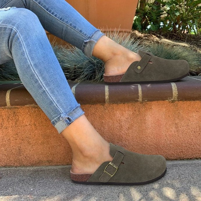 Vrouw draagt groene Boston sandalen, casual gecombineerd met jeans, ideaal voor de lente en zomer.