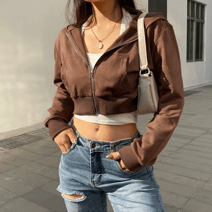 Casual bruine dames zip-up hoodie, cropped model met capuchon, ideaal voor trendy outfit.