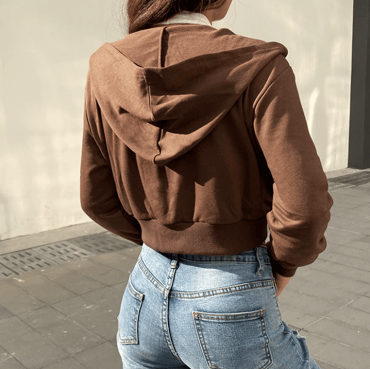 Dames cropped hoodie, bruin met rits en capuchon, must-have voor elke sportieve garderobe.