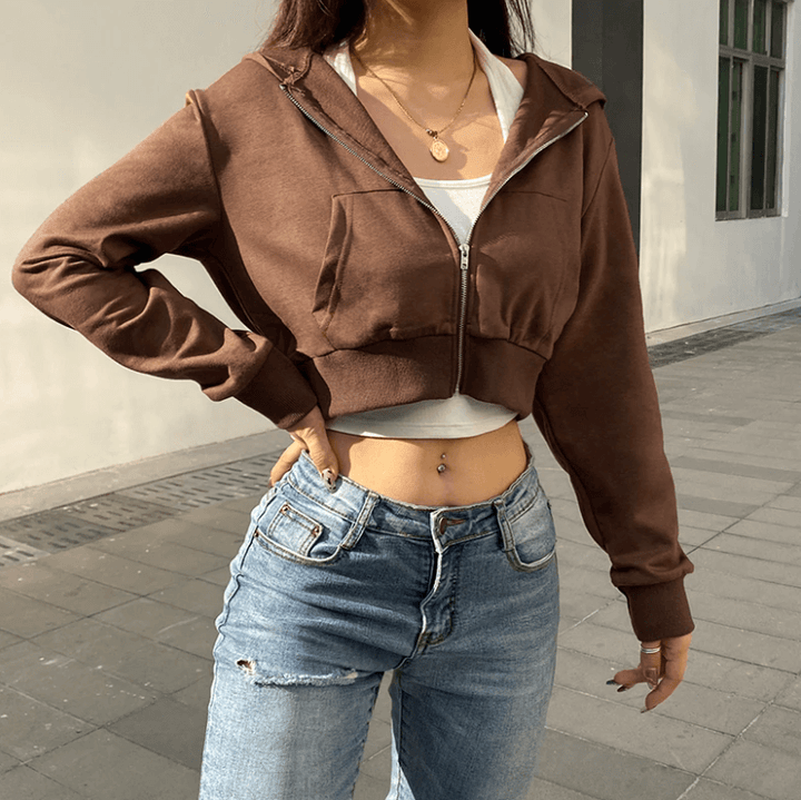 Bruine figuurbetonte dames zip-up hoodie, cropped met capuchon, perfect voor casual stijl.