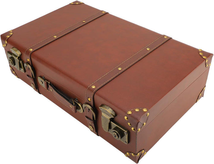 Bruine vintage leren handbagagekoffer met veilig slot. Ideaal voor retro reizen en decoratie.