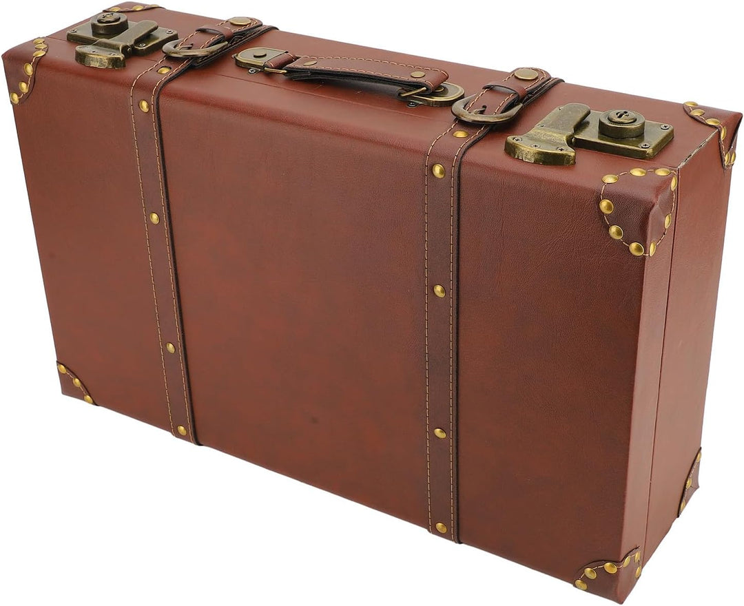 Gedetailleerde close-up van het veilige legeringsslot op een bruine vintage leren reiskoffer.