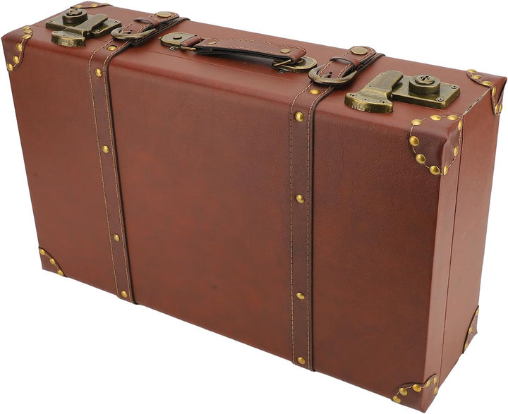 Gedetailleerde close-up van het veilige legeringsslot op een bruine vintage leren reiskoffer.