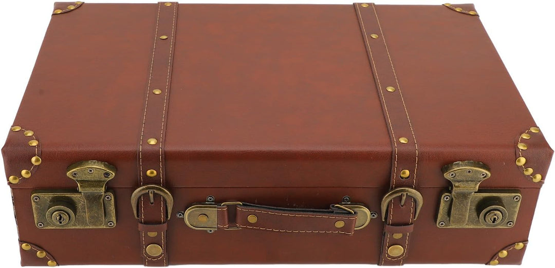 Open vintage bruine leren koffer, toont ruim interieur. Ideaal als handbagage voor overnachtingen.