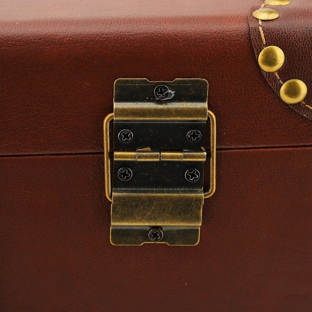 Decoratieve vintage bruine leren koffer, een retro blikvanger met praktisch veilig slot voor opslag.