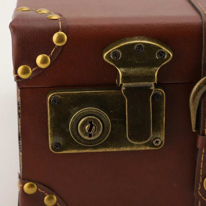 Robuuste vintage bruine leren reiskoffer, perfect als handbagage. Voorzien van een betrouwbaar veiligheidsslot.