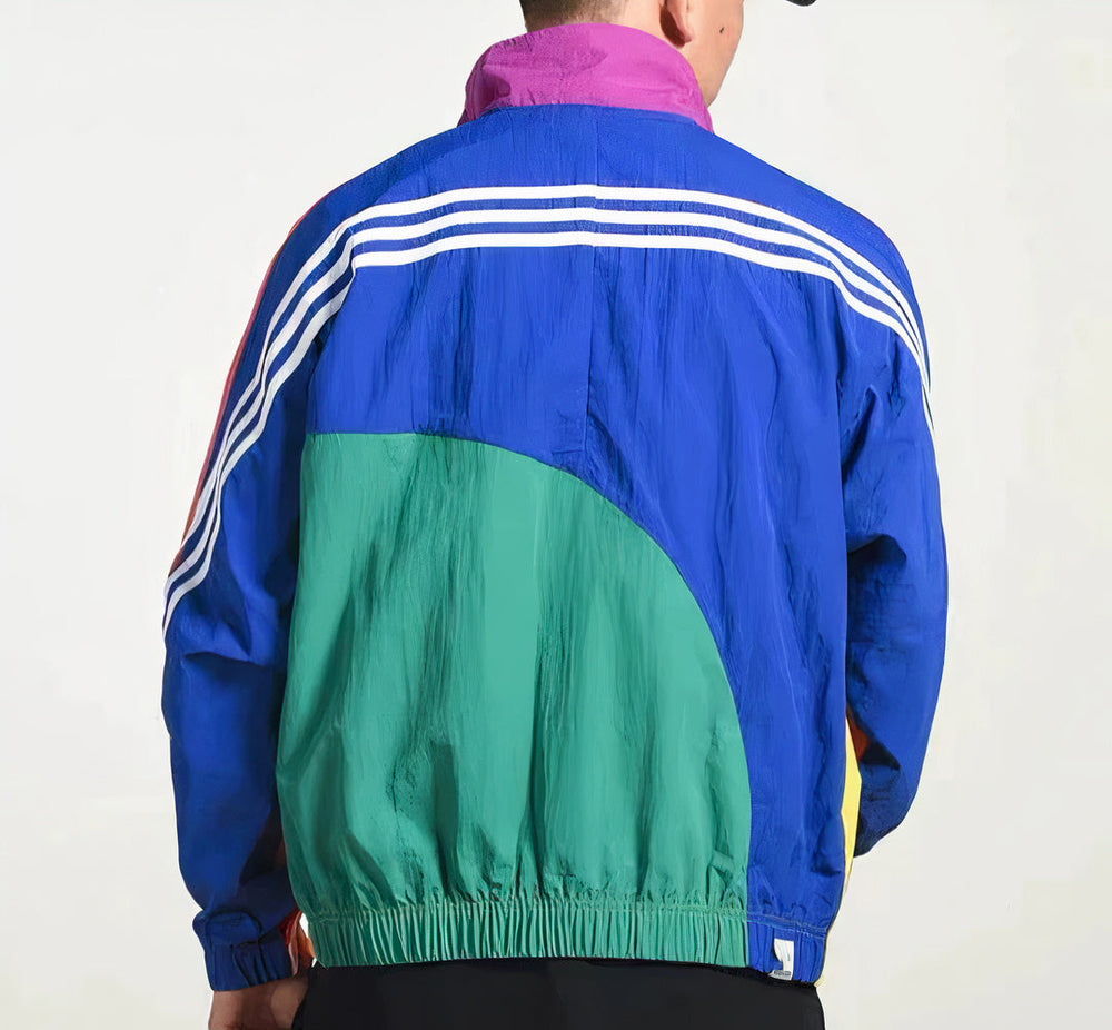 Kleurenrijke retro windbreaker uit de jaren '90, achterkant, opvallende kleuren, herenmode, stedelijke stijl.