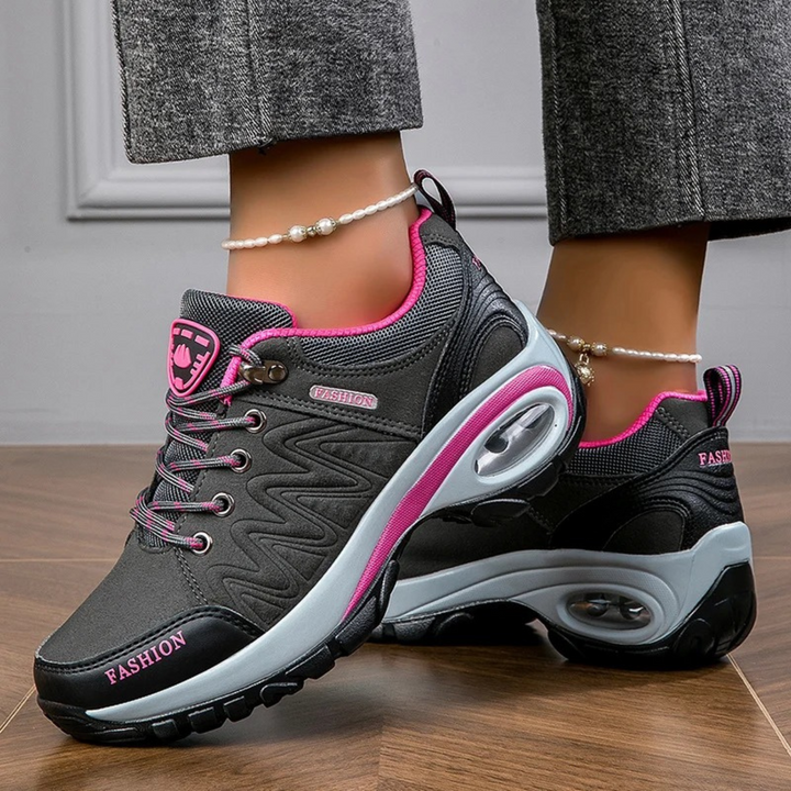 Zijaanzicht van de kleurrijke dames wandelschoenen met oog voor detail en stevige constructie.