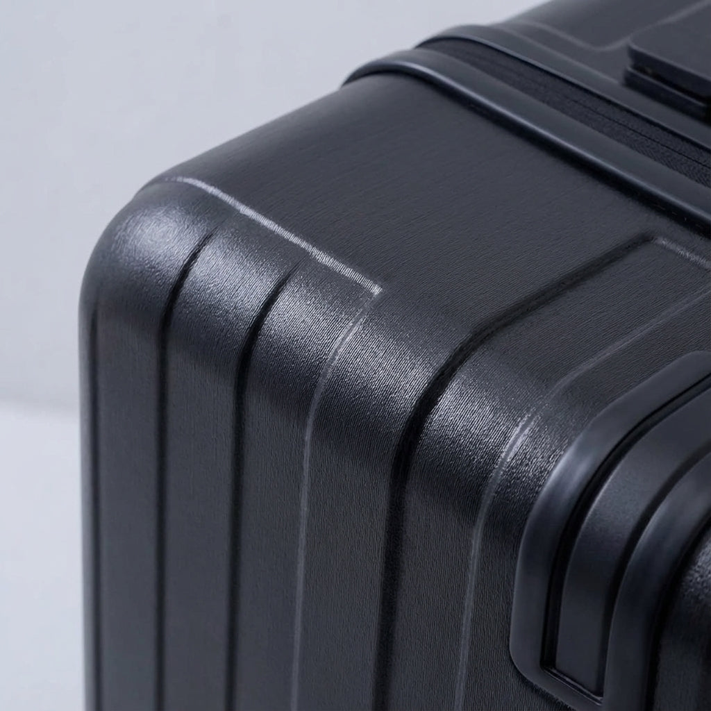 Duurzame compacte handbagage koffer met soepele wielen en voorvak, perfect voor zorgeloze vakanties en efficiënte trips.