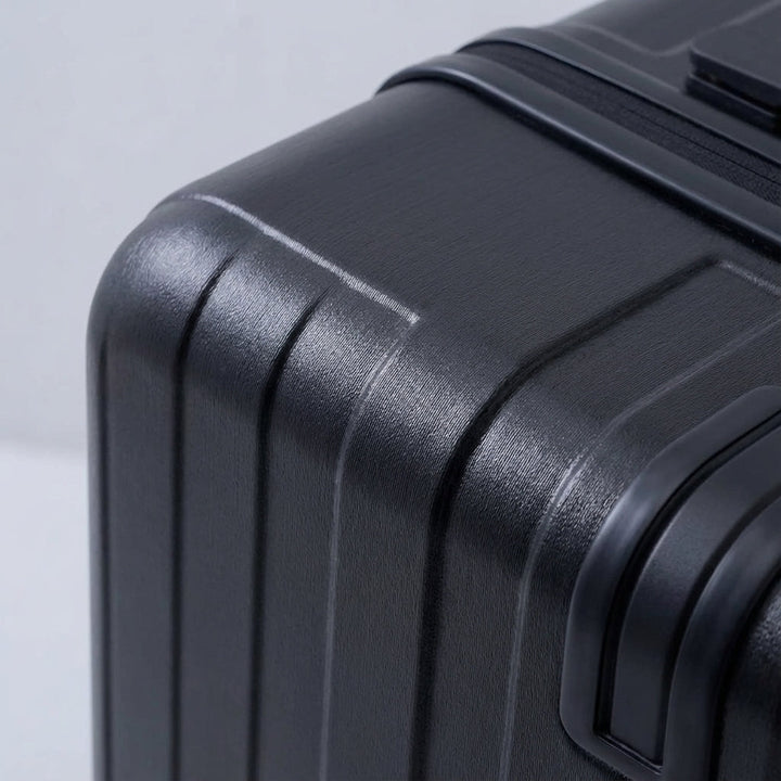Duurzame compacte handbagage koffer met soepele wielen en voorvak, perfect voor zorgeloze vakanties en efficiënte trips.