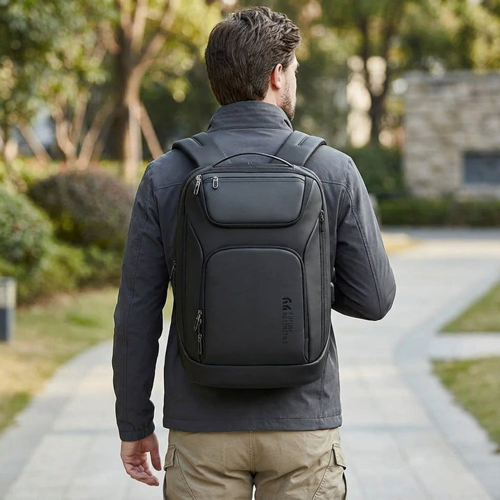 ChargeRover unisex waterdichte laptoprugzak voor 17.3 inch laptops, ideaal voor werk, school en reizen.