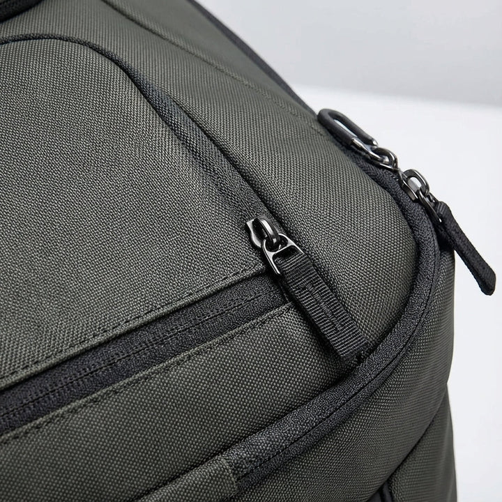 ChargeRover laptoprugzak met externe USB-oplaadpoort, perfect voor onderweg je smartphone of tablet opladen.