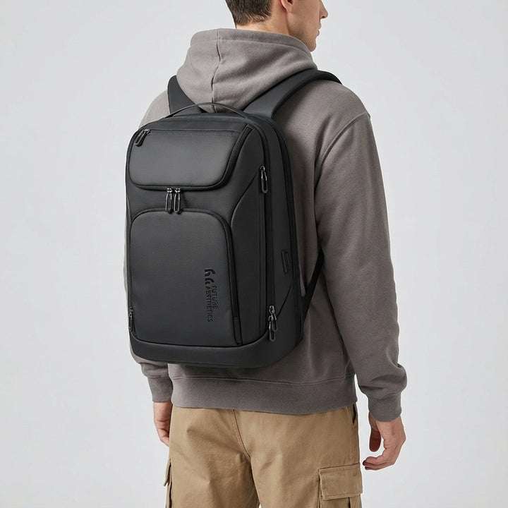 Veilige ChargeRover rugzak met slimme vakken en anti-diefstal features, houdt 17.3 inch laptop en spullen georganiseerd.