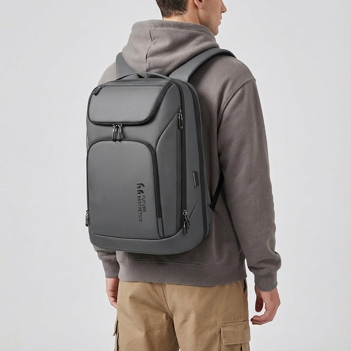 Ruim interieur van de ChargeRover laptoprugzak, biedt plaats aan een 17.3 inch laptop en diverse accessoires.