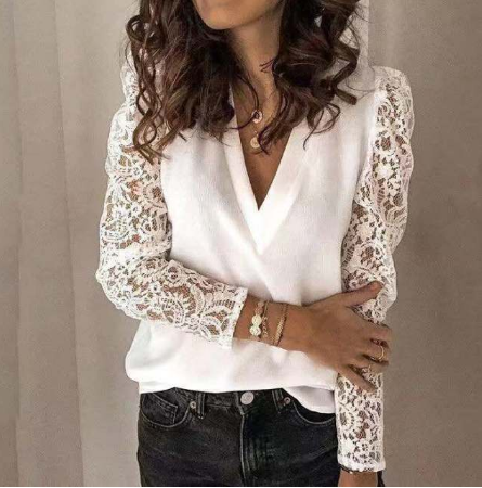 Vrouwen bloes met levendige bloemenprint. Comfortabele pasvorm, ideaal als elegante top voor de lente.