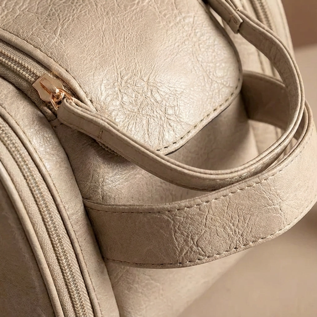 Elegante waterdichte toilettas van hoogwaardig materiaal, een chique dames make-up tas voor op reis.