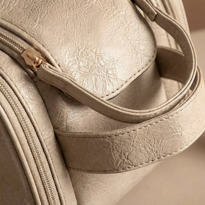 Elegante waterdichte toilettas van hoogwaardig materiaal, een chique dames make-up tas voor op reis.