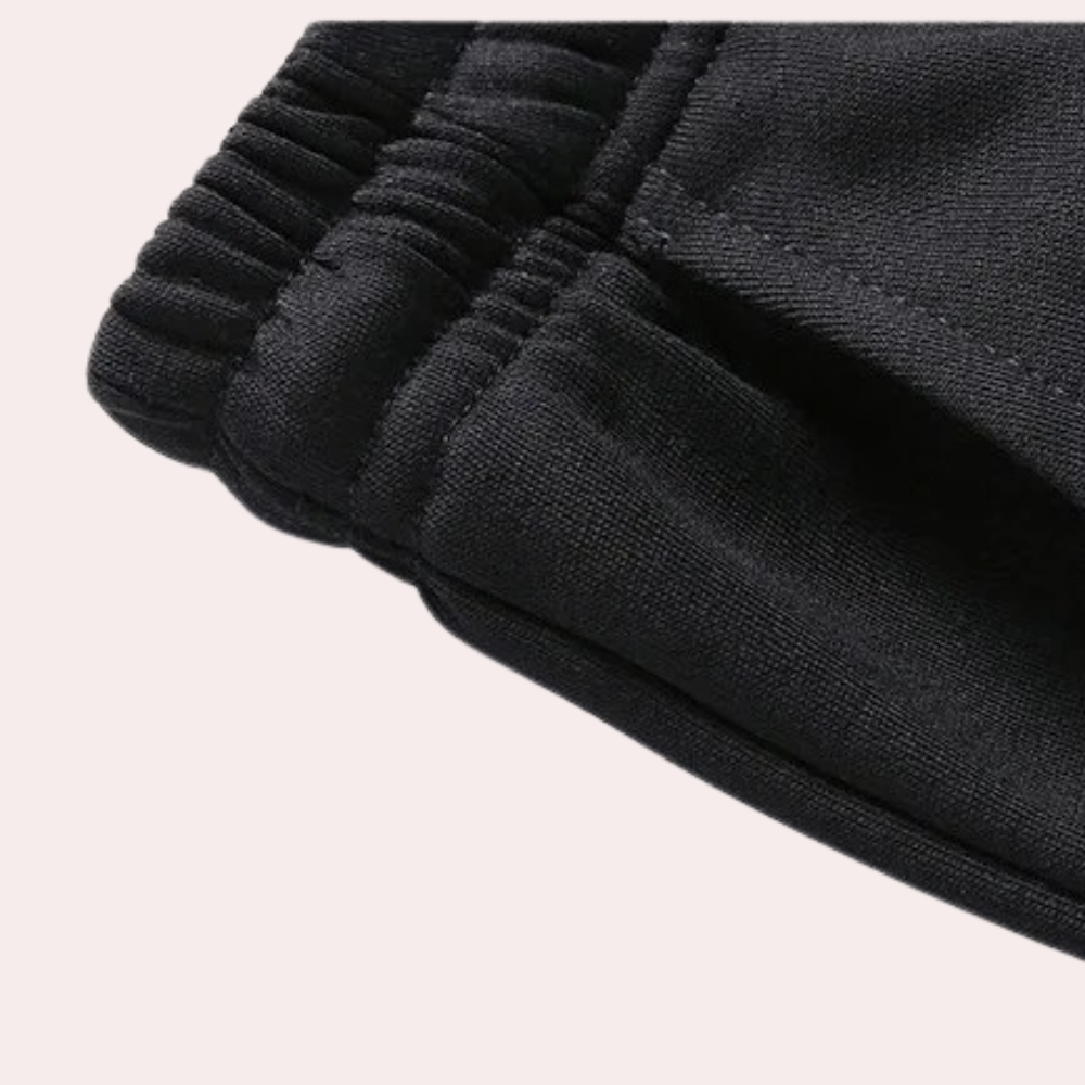 Zwarte heren trainingspak Owen, comfortabel en casual. Perfect polyester huispak of joggingspak voor diverse activiteiten.