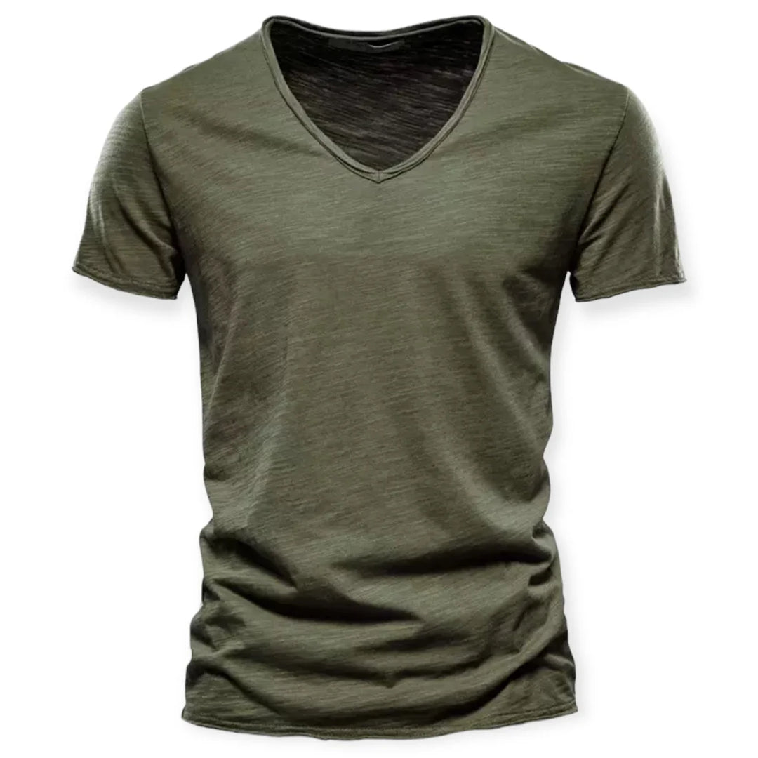 Close-up van comfortabel heren V-hals t-shirt, perfecte casual herenmode voor lente en zomer.