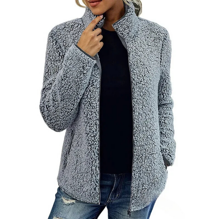 Zacht Petra dames fleecevest, ideaal voor de winter. Warm comfort met modieuze hoge kraag en tussenjas functionaliteit.