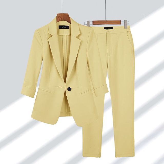 Vrouwelijk tweedelig pak Sophia, comfortabel en elegant. Perfect voor zakelijke mode of stijlvolle casual kleding.