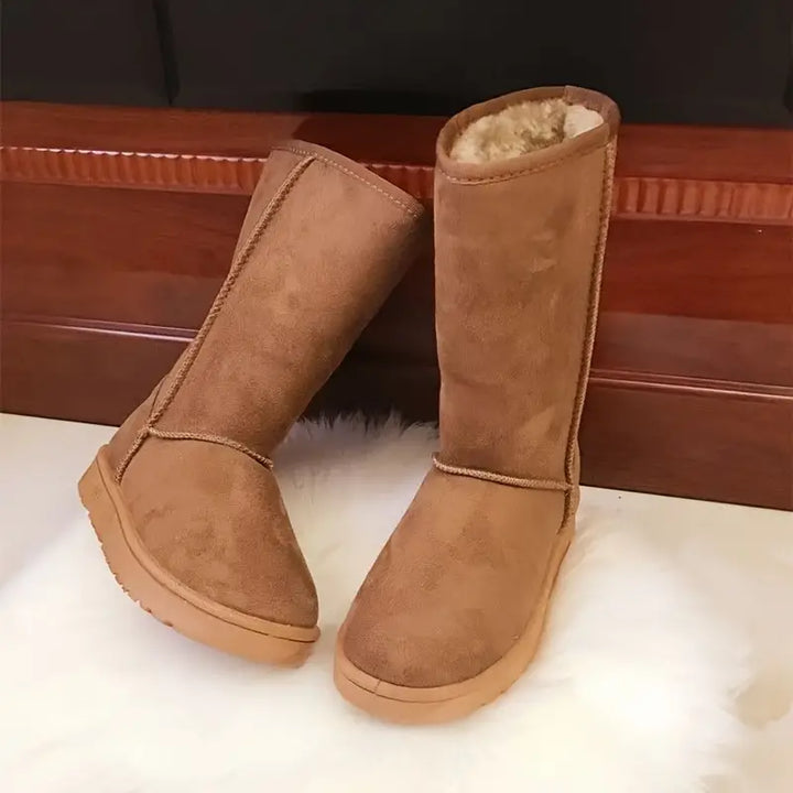 Donkerbruine Aria slip-on dames laarzen met warme fleecevoering. Casual, comfortabel en antislip voor de winter.