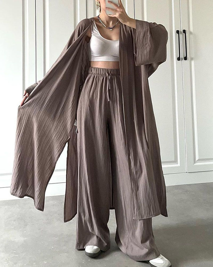 Dameskleding tweedelige set: casual vest & broek in comfortabele stof. Stijlvolle loungewear outfit.